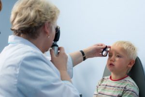 Лечение косоглазия у детей и взрослых. Укрепить глазные мышцы поможет шоколад. Когда проходит косоглазие у новорожденных.